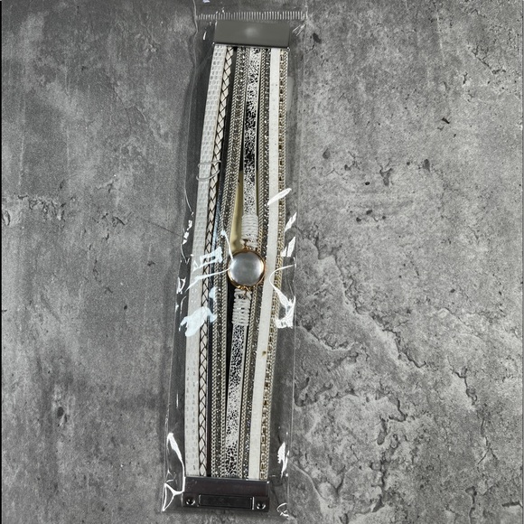 SAACHI Santorini White Pearl Leather Bracelet - Picture 7 of 9